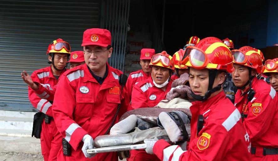 亿诺带您关注尼泊尔地震 中国国际救援队成功搜救幸存者 受当地民众欢呼